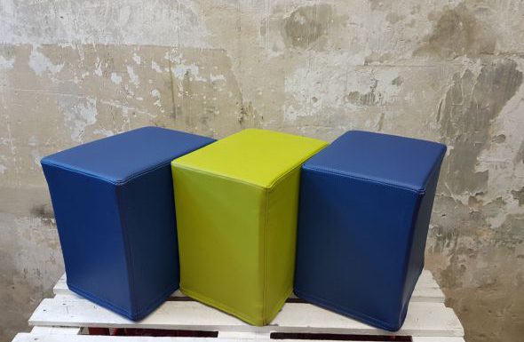 Das Foto zeigt FlatCubes von SWOOFLE. Passend zur Farblehre in der Farbkombination- blau grün blau - SWOOFLE Mietmöbel