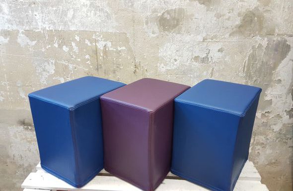 Das Foto zeigt FlatCubes von SWOOFLE. Passend zur Farblehre in der Farbkombination - blau lila blau - SWOOFLE Mietmöbel
