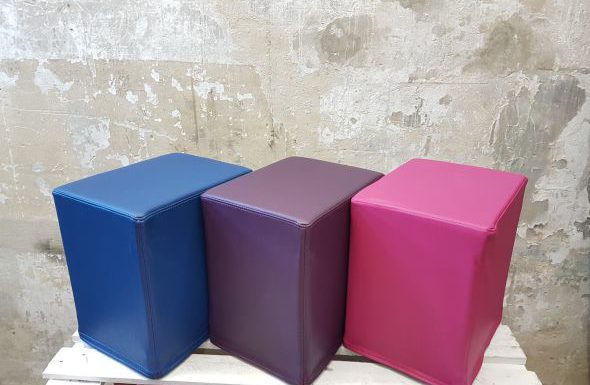 Das Foto zeigt FlatCubes von SWOOFLE. Passend zur Farblehre in der Farbkombination- blau lila fuchsia - SWOOFLE Mietmöbel