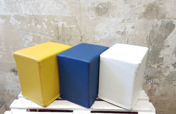 Das Foto zeigt FlatCubes von SWOOFLE. Passend zur Farblehre in der Farbkombination - gelb blau weiß - SWOOFLE Mietmöbel