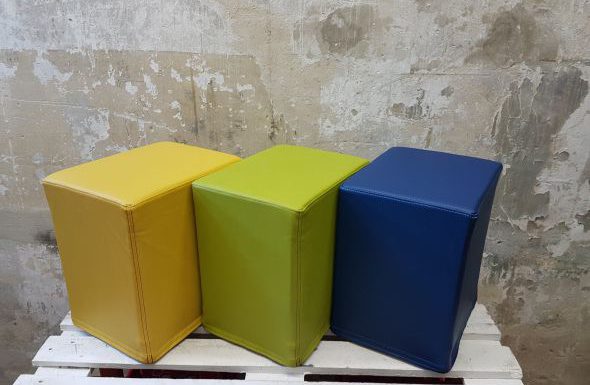 Das Foto zeigt FlatCubes von SWOOFLE. Passend zur Farblehre in der Farbkombination - gelb grün blau - SWOOFLE Mietmöbel