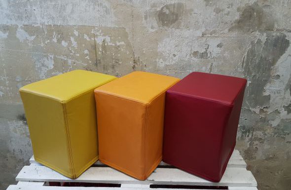 Das Foto zeigt FlatCubes von SWOOFLE. Passend zur Farblehre in der Farbkombination - gelb orange rot - SWOOFLE Mietmöbel