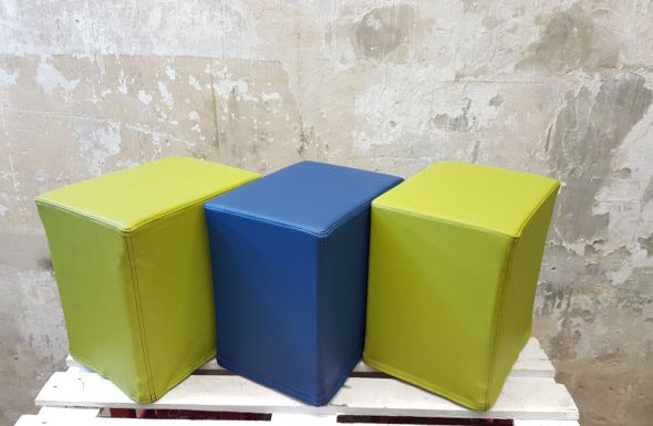 Das Foto zeigt FlatCubes von SWOOFLE. Passend zur Farblehre in der Farbkombination - grün blau grün - SWOOFLE Mietmöbel