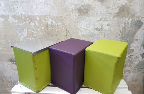 Das Foto zeigt FlatCubes von SWOOFLE. Passend zur Farblehre in der Farbkombination - grün lila grün silber - SWOOFLE Mietmöbel