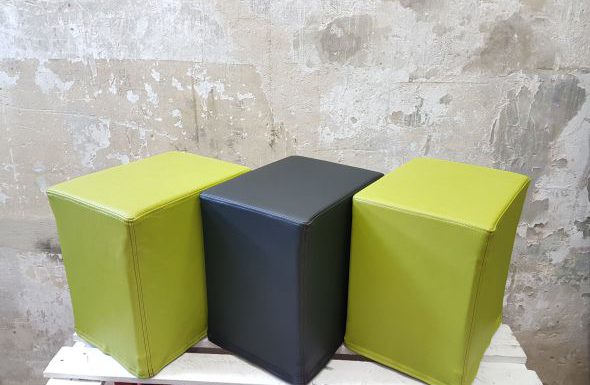 Das Foto zeigt FlatCubes von SWOOFLE. Passend zur Farblehre in der Farbkombination - grün schwarz grün - SWOOFLE Mietmöbel