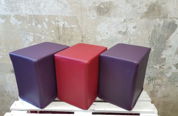 Das Foto zeigt FlatCubes von SWOOFLE. Passend zur Farblehre in der Farbkombination - lila rot lila - SWOOFLE Mietmöbel