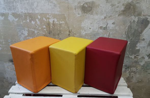 Das Foto zeigt FlatCubes von SWOOFLE. Passend zur Farblehre in der Farbkombination- orange gelb rot - SWOOFLE Mietmöbel