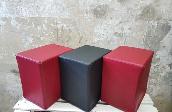 Das Foto zeigt FlatCubes von SWOOFLE. Passend zur Farblehre in der Farbkombination rot schwarz rot- SWOOFLE Mietmöbel