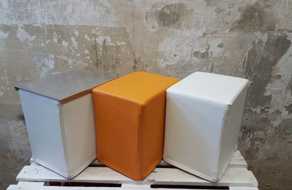 Auf dem Foto sind FlatCubes von SWOOFLE zu sehen. Passend zur Farblehre zeigt es die Farbkombination- weiß orange weiß silber - SWOOFLE Mietmöbel.